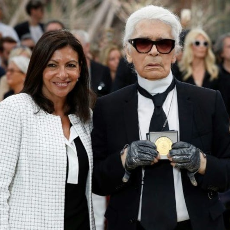 كارل لاغرفلد يستلم الوسام من عمدة المدينة 