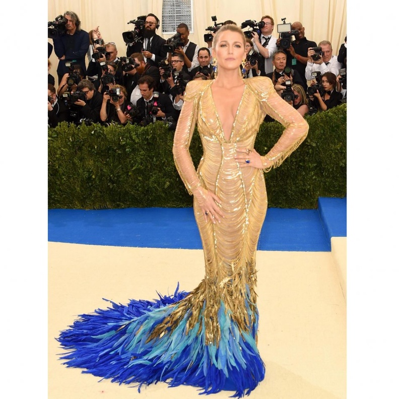 ازياء فيرساتشي تعود لأمجادها من جديد على سجادة الموضة