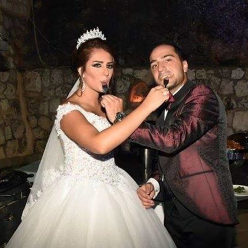 عروسان لبنانيان قطعا الزفاف في حفل زفافهما