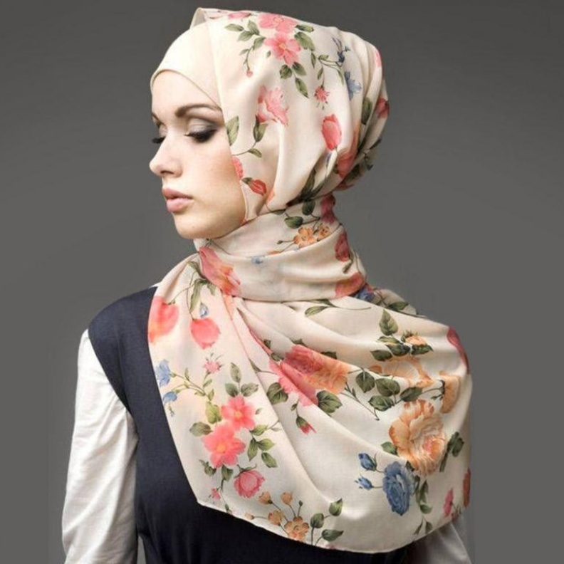 احدث لفات حجاب تركي مع ترك إحدى الطرفين من المشلح أطول