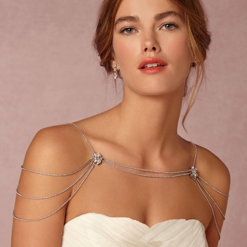 قلادة لكتف العروس