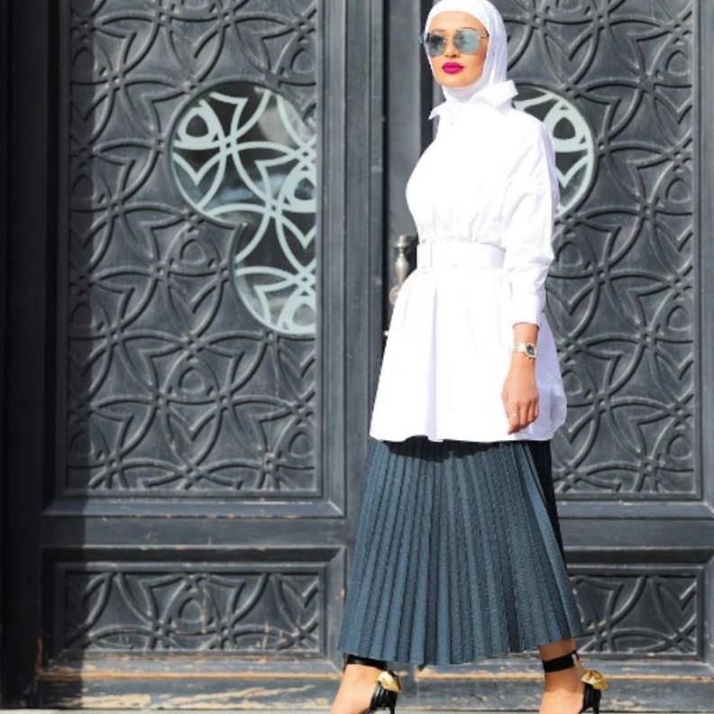 ملابس للمحجبات باللون الاصفر من اختيار مرمر.