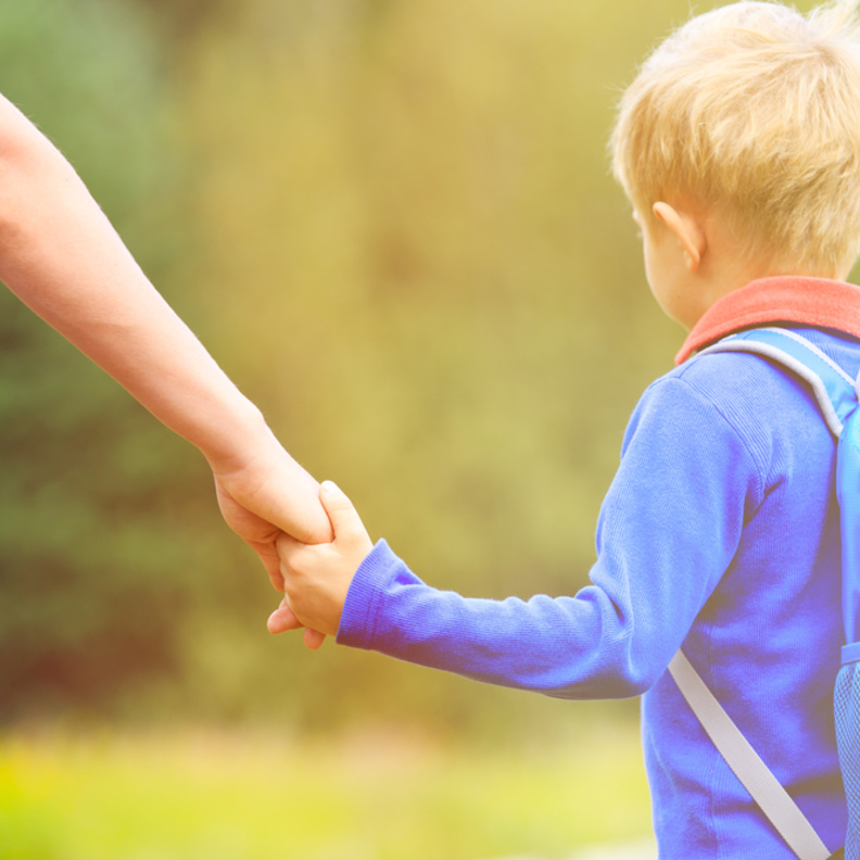 العودة للمدارس .. هل يشكو طفلك من آلام الظهر؟