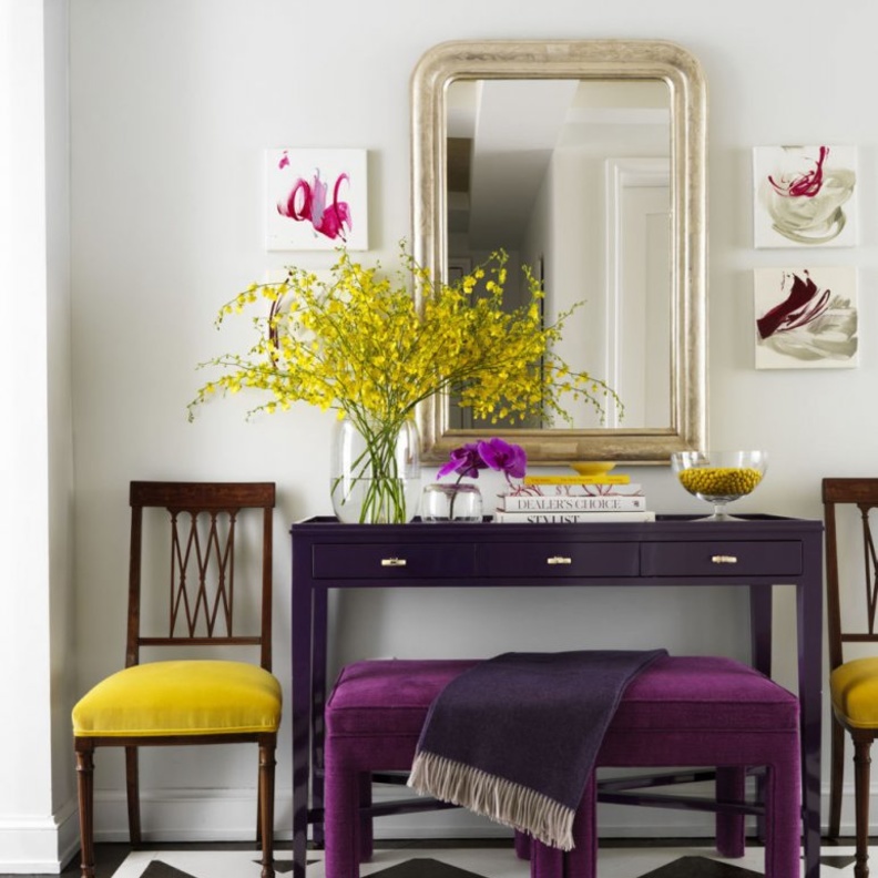 ديكور لمدخل المنزل يتميز بألوانه المشرقة و الجريئة