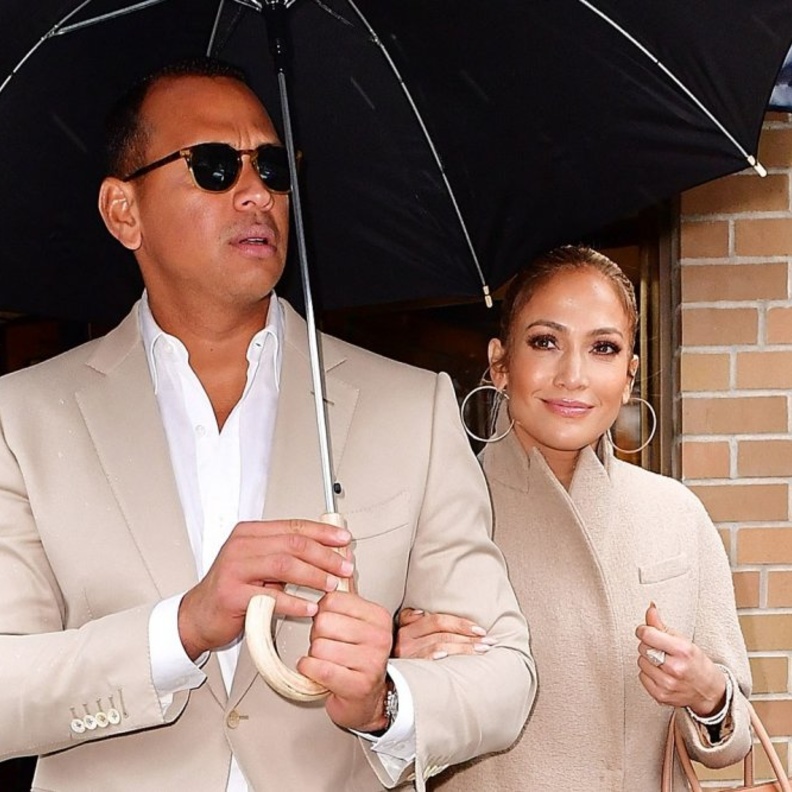 جينيفر لوبيز وأليكس رودريغيز يحتفلان بيومي عيد ميلاديهما في حفل واحد