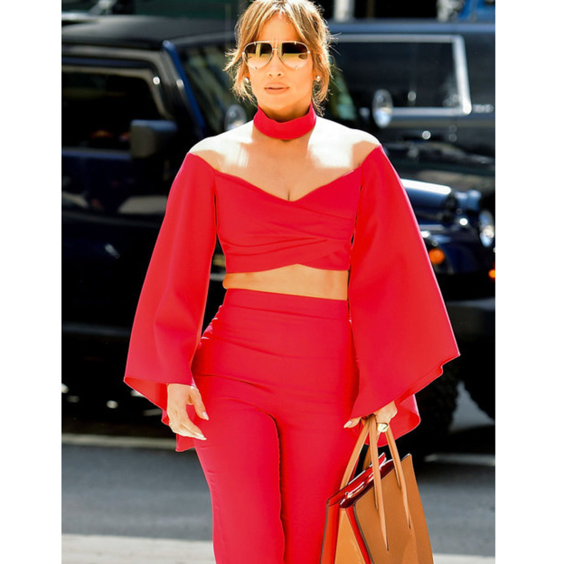 يفر لوبيز Jennifer Lopez مشرقة بموضة الأحمر من تصميم بالمان Balmain