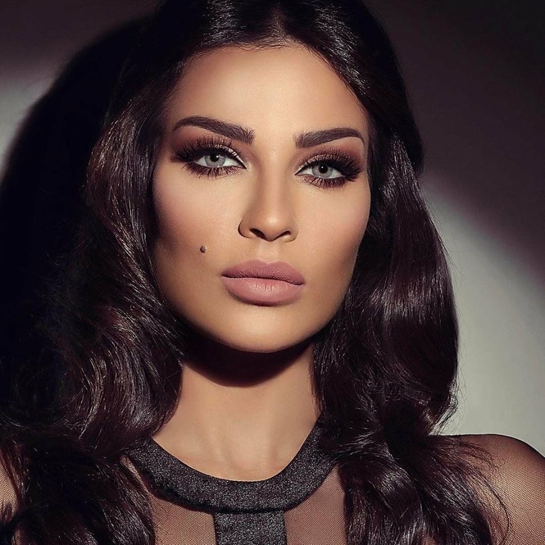 العيون الزرقاء هي أكثر ما يناسب البشرة البيضاء