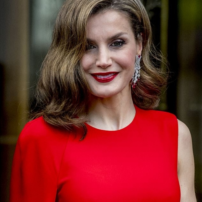 الملكة ليتيزيا بإطلالة ساحرة