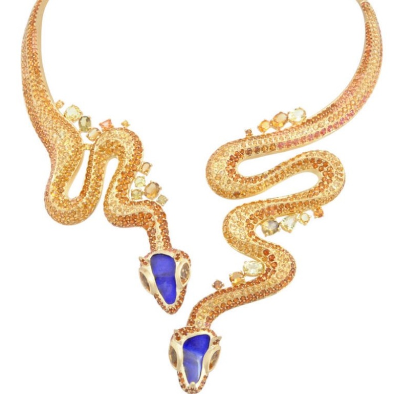 قلادة بياجيه من الذهب الوردي والماس