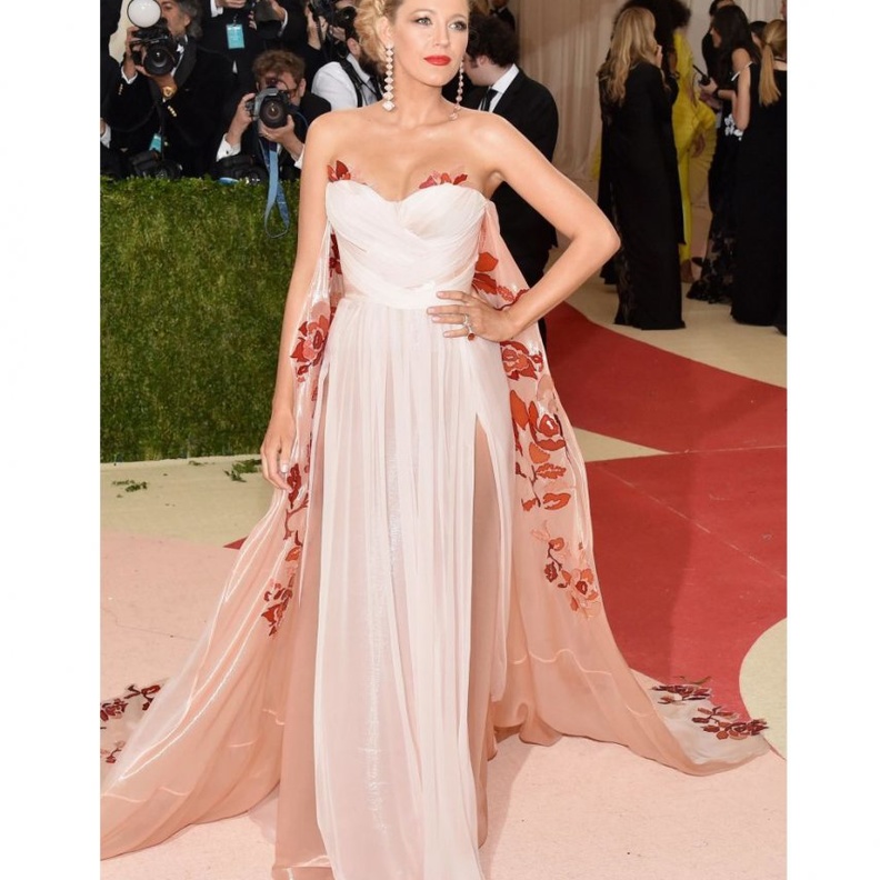 ريهانا ‏Rihanna‏ تتألق بفستان سهرة استثنائي من دار ‏Guo Pei