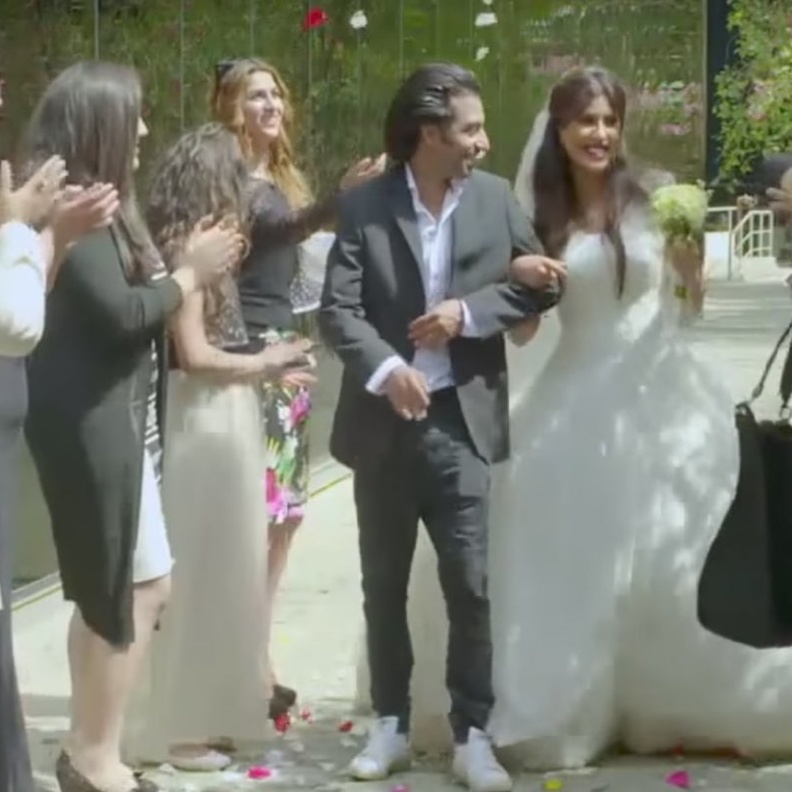 اختارت ليلى زفافها في النهار.