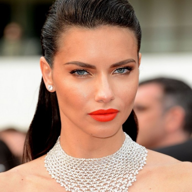 اشواريا راي بتسريحات شعر طبيعية مع رسمات عيون ناعمة واحمر شفاه بنفسجي مات