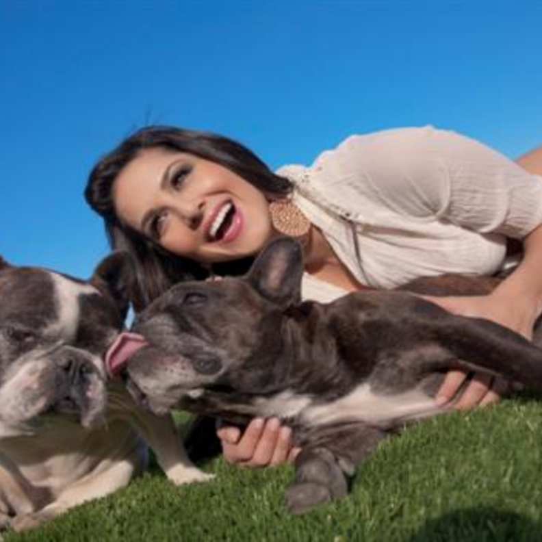 ساني ليون قامت بتبني اثنين من الكلاب الضالة