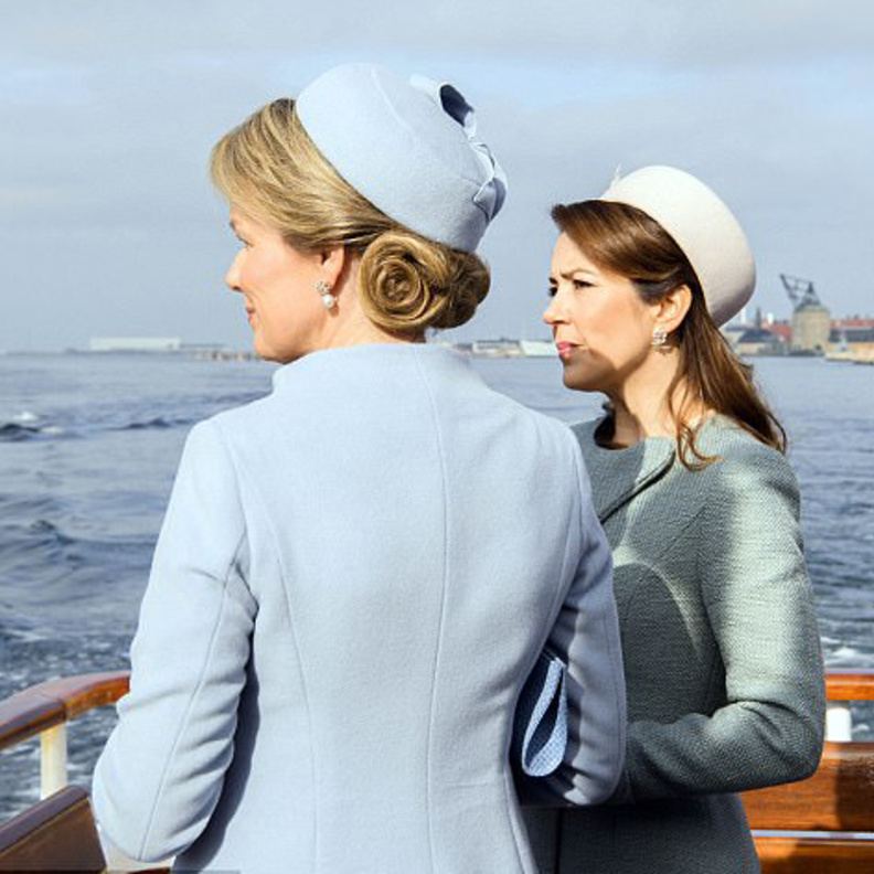 الملكة ماتيلد والأميرة ماري في إطلالتين أنيقتين بألوان الباستيل