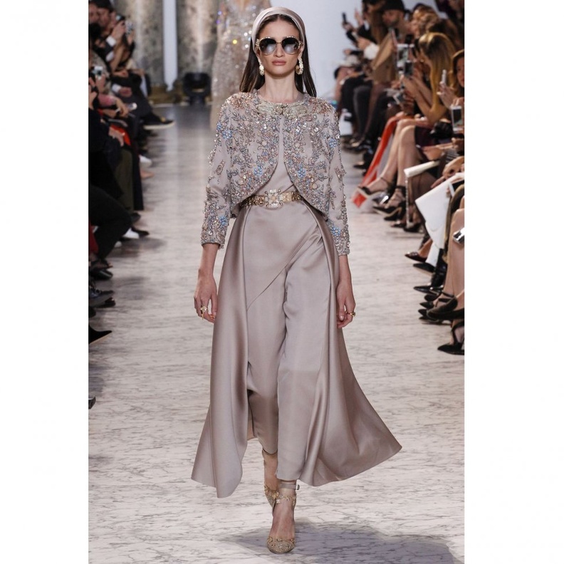 تصميم من ايلي صعب من مجموعة ماقبل خريف ٢٠١٧.