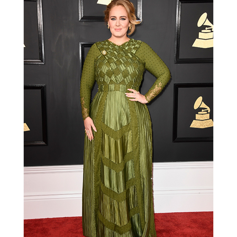 آديل متألقة في فستان في فستان رائع باللون الأخضر صمم خصيصاً لها من قبل دار جيفنشي