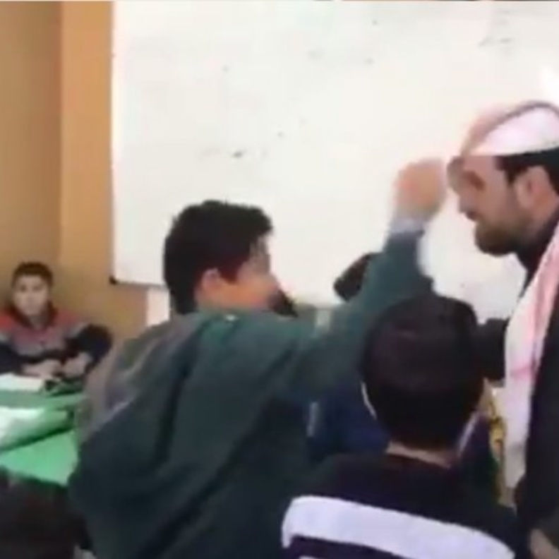 قبلة على رأس المعلم من أحد الطلاب.