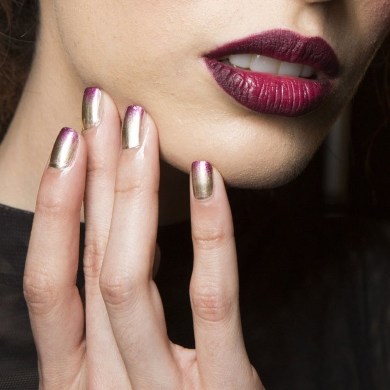 مناكير فاتحة مع تحديد الأظافر بالذهبي