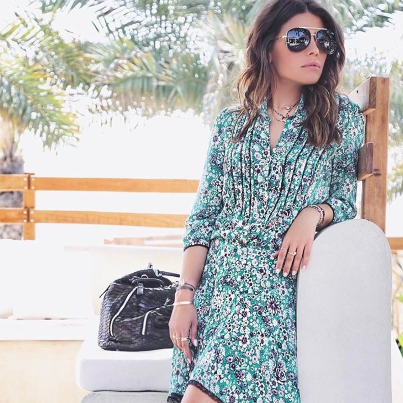 فستان متوسط الطول بألوان زاهية من اختيار العنود