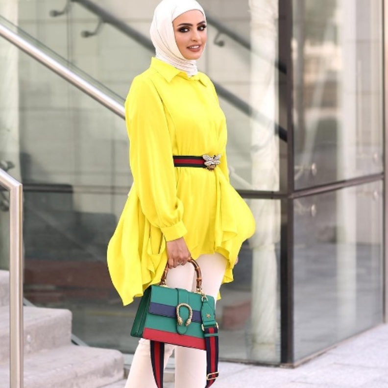 ملابس محجبات مع البنطلون المقلم والتوب البيضاء من اختيار آسيا عاكف