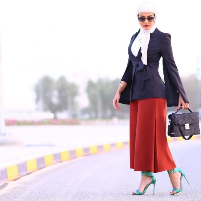 ازياء محجبات مع البنطلون الأحمر والواسع