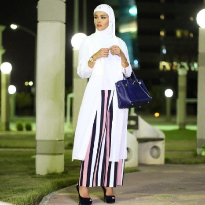 ازياء محجبات مع البنطلون المقلم بخطوط ملونةعلى خطى الجميلة مرمر