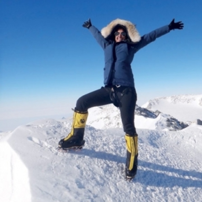 هنادي الهاشمي أول إماراتية تصل إلى قمة دينالي