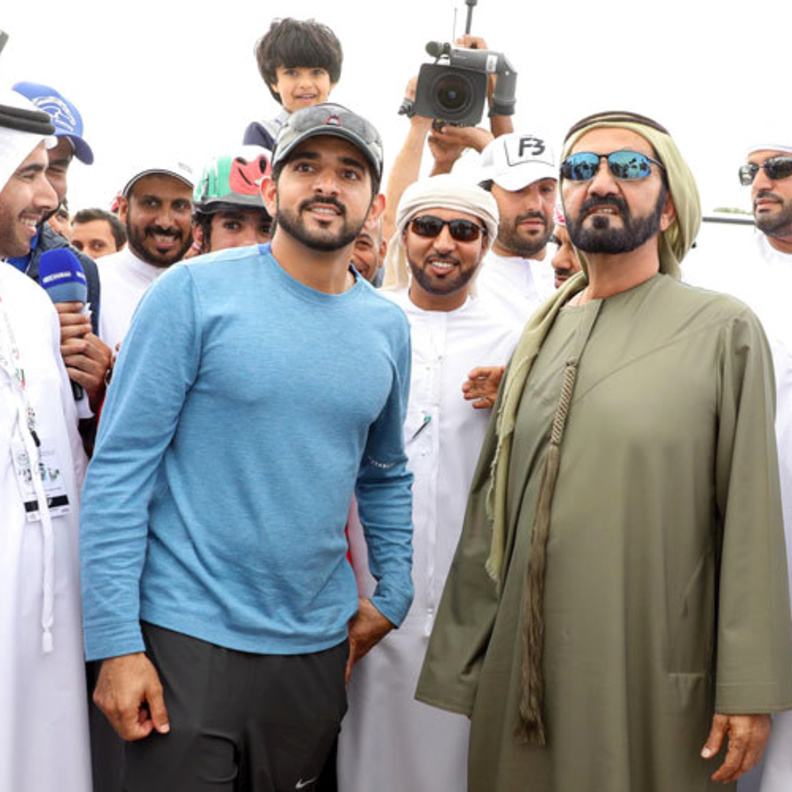 الشيخ محمد بن راشد يشيد بأداء الفرسان في سباق كأس رئيس الدولة
