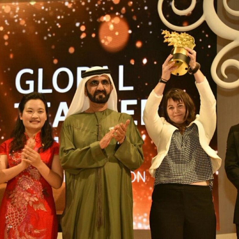 الشيخ محمد بن راشد يهنئ المعلمة الفائزة ماغي ماكدونيل