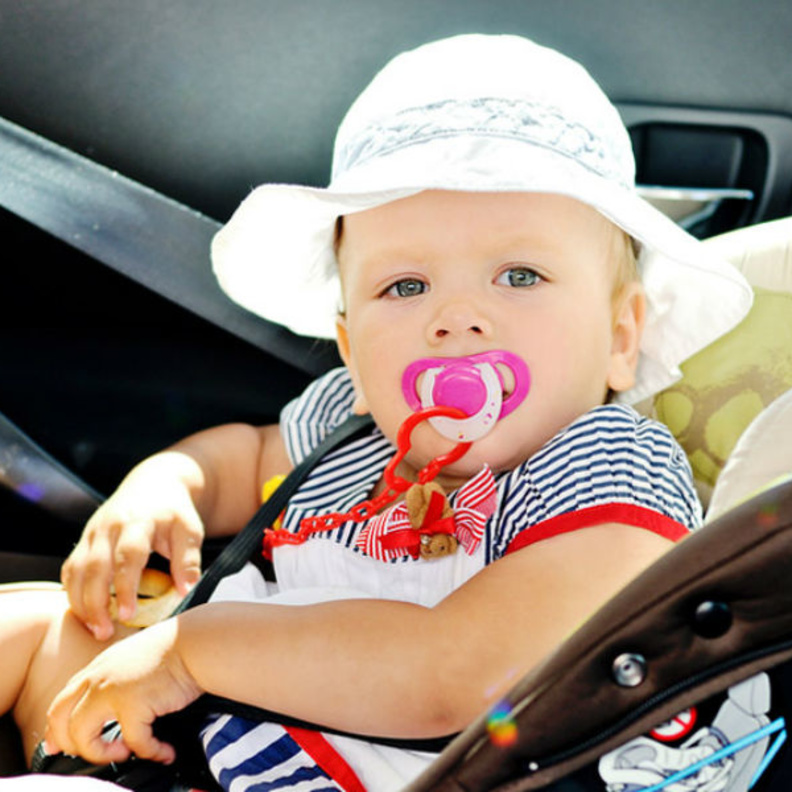 كيف أعلم طفلي الجلوس على كرسي السيارة