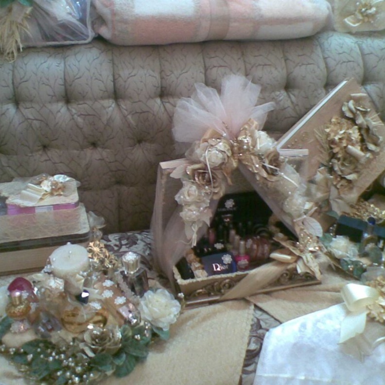 دبش عروس مزين بالدانتيل والورود