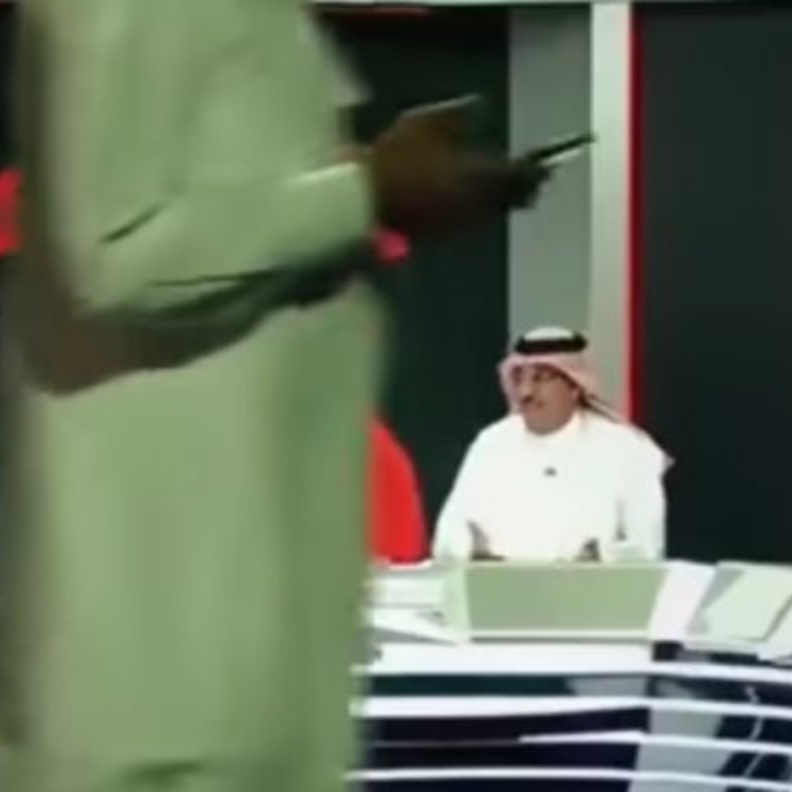 فيديو..موظف يمر بجواله أمام الكاميرات في برنامج رياضي على الهواء