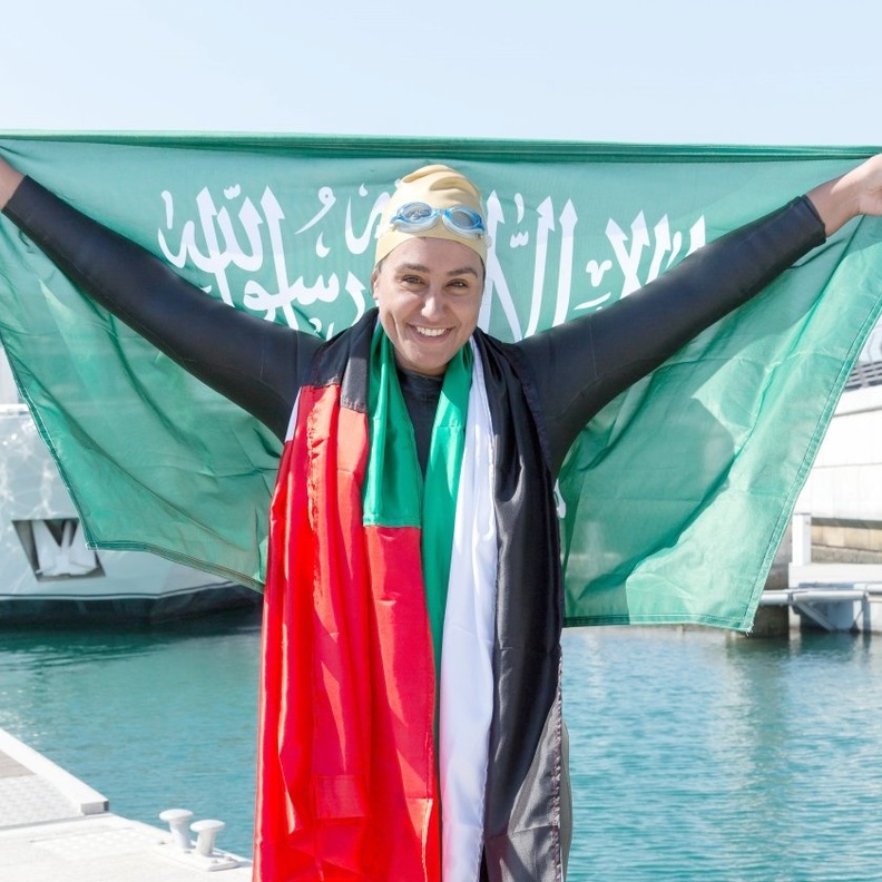 السعودية مريم بن لادن تحقق رقما قياسيا في السباحة