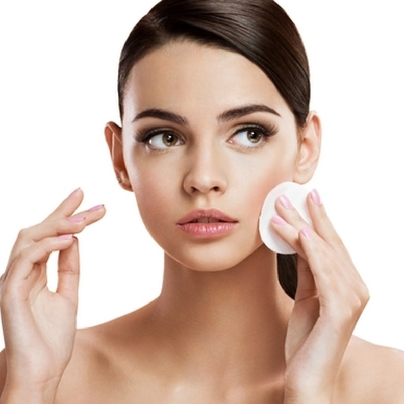 عمل التونر على تنظيف البشرة وغلق المسام الواسعة