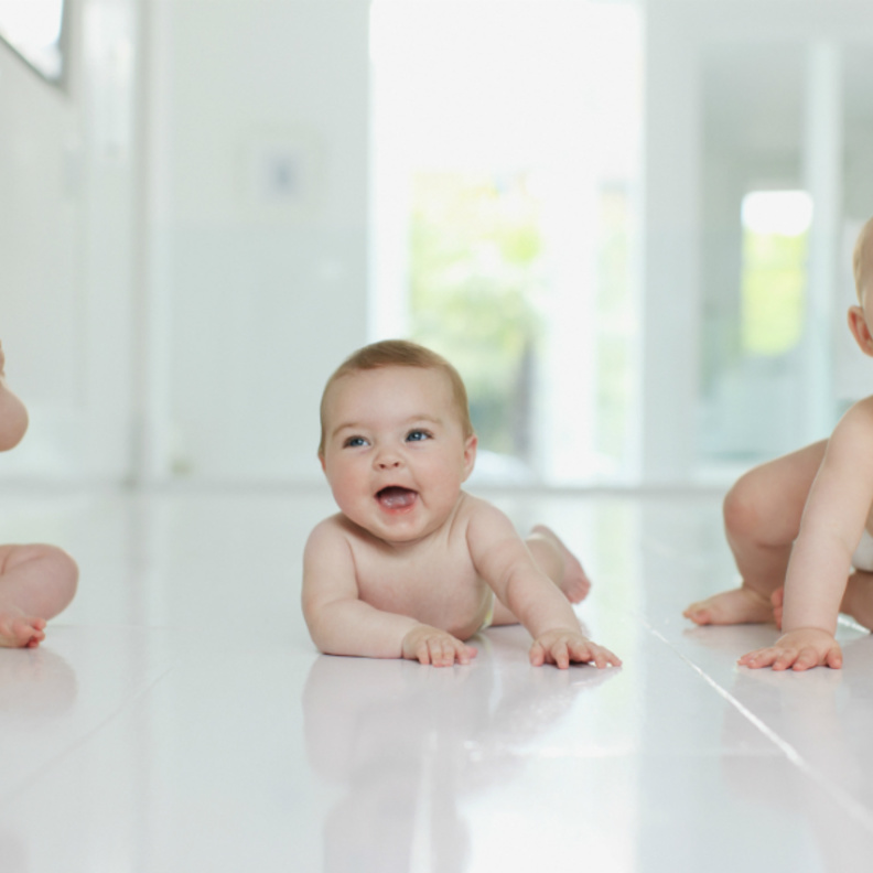 طرق مساعدة الطفل على الحبو