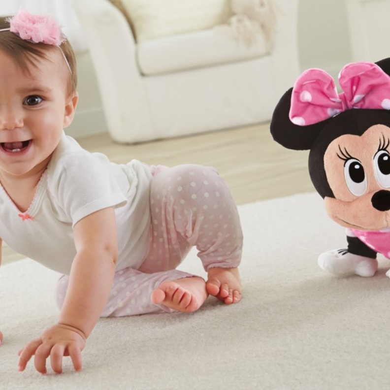 طرق مساعدة الطفل على الحبو 