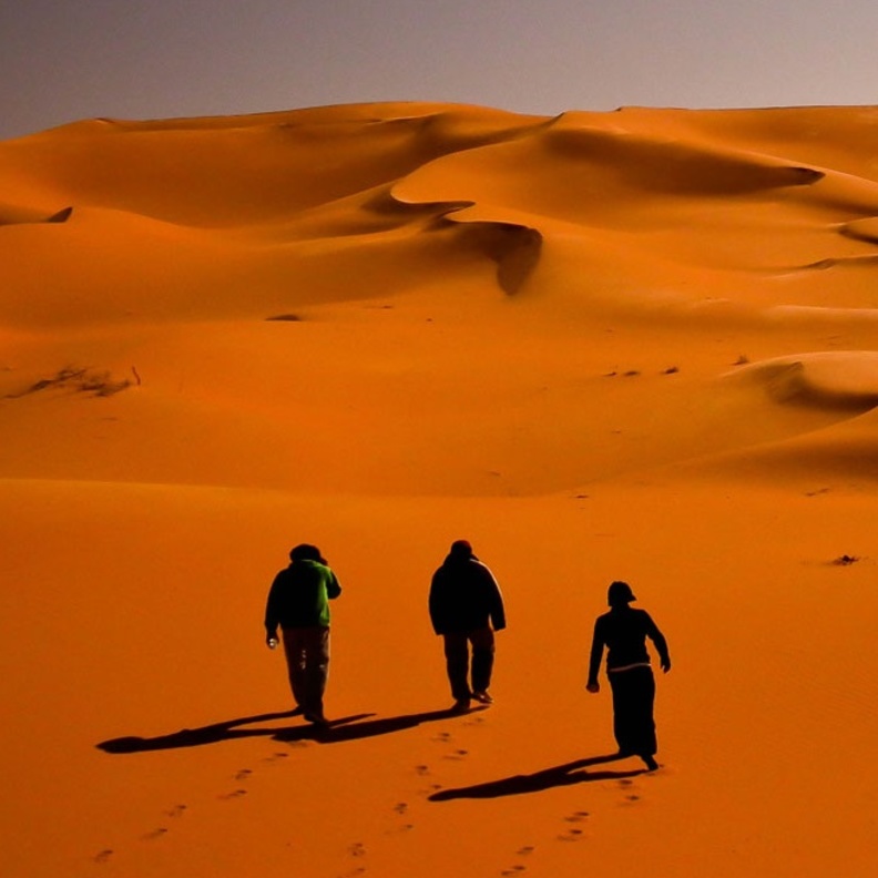 مواطن مع أبنه تاهوا في الصحراء