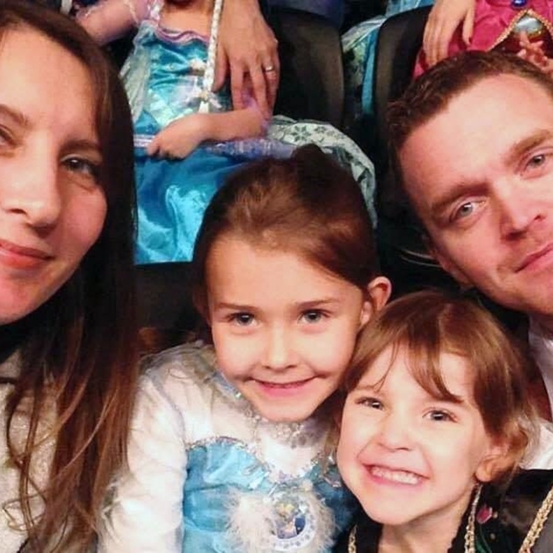 الفتاة مع اسرتها