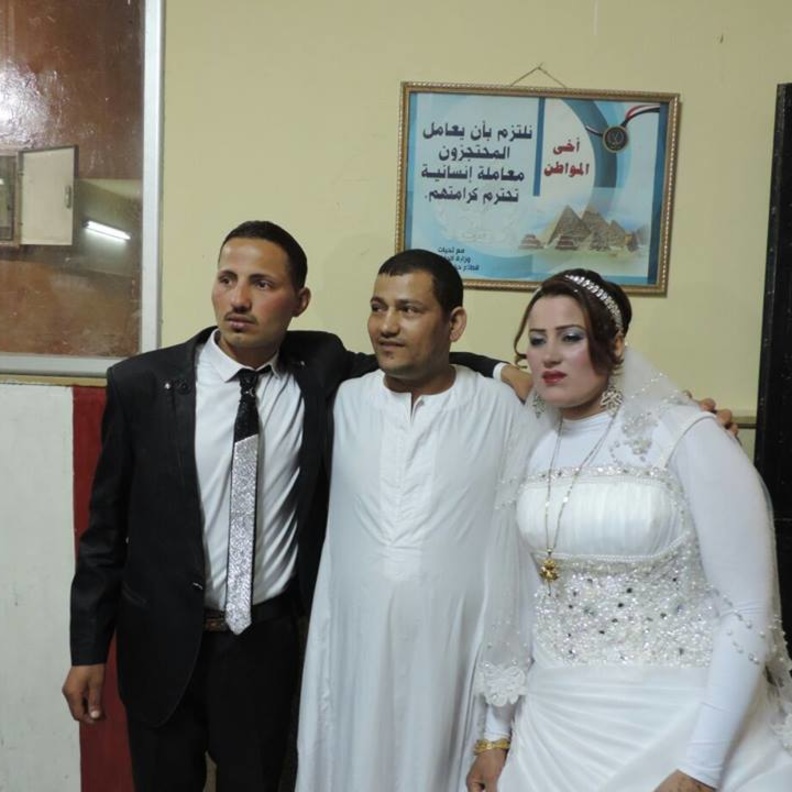 العروسان مع الشقيق السجين