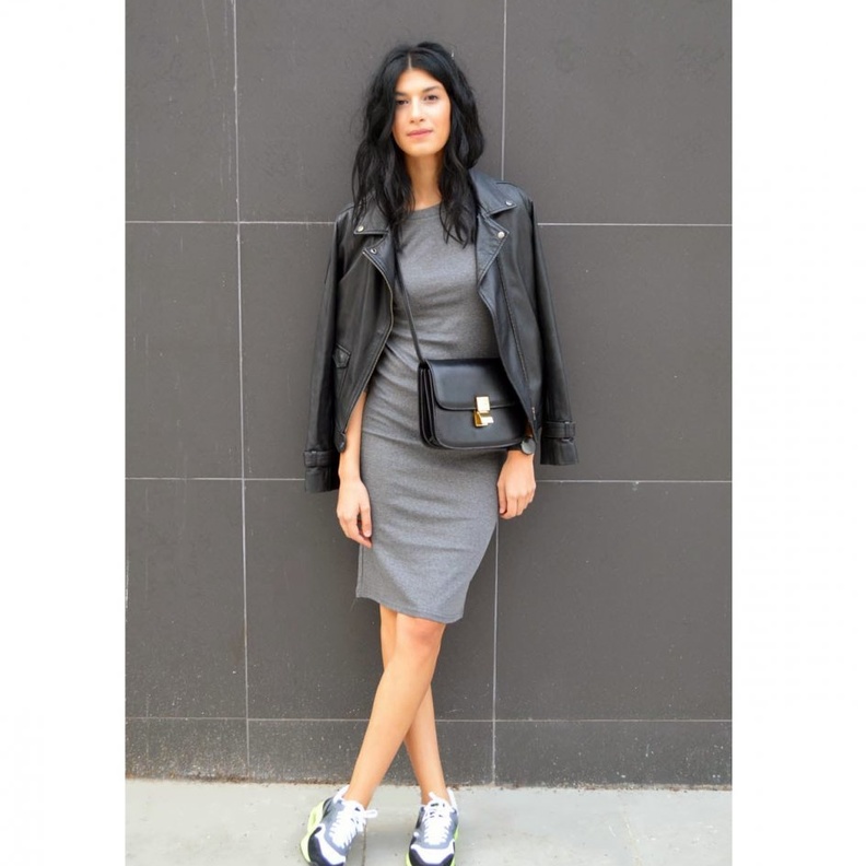 Valentino حذاء رياضي أبيض مزين بمسامير معدنية من