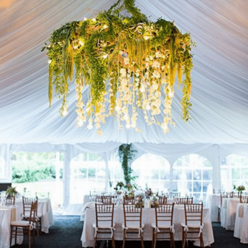 جمع ساحر بين الورود و الستائر لزينة سقف حفل الزفاف