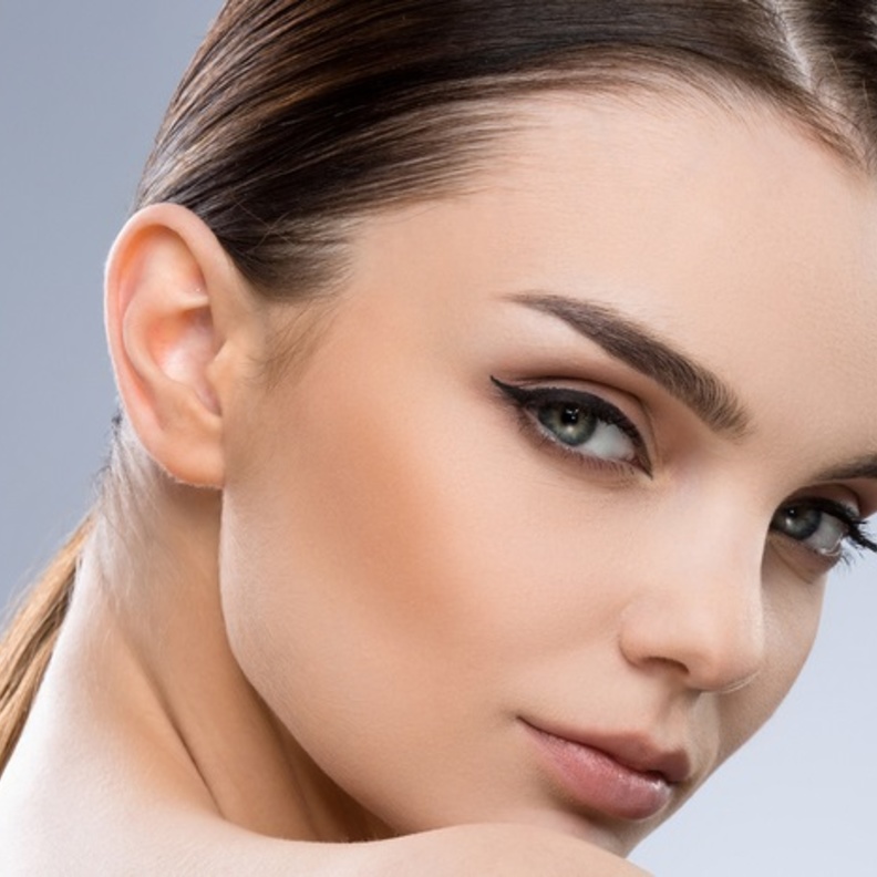 تعلمي معنا خطوات للحصول على حواجب داكنة وكاملة.