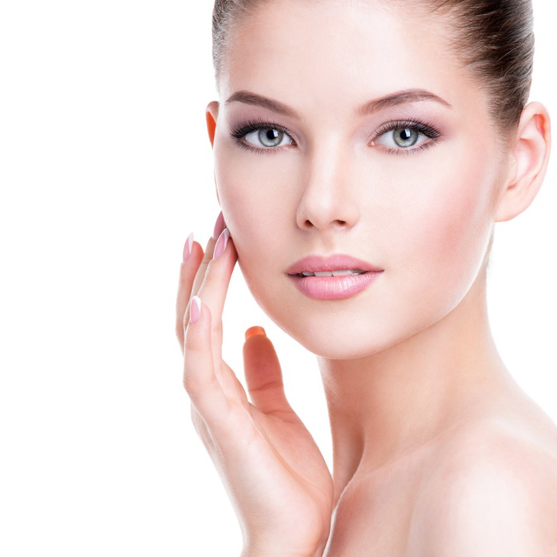 يساعد برايمر على توزيع كريم الاساس بطريقة متساوية على الوجه