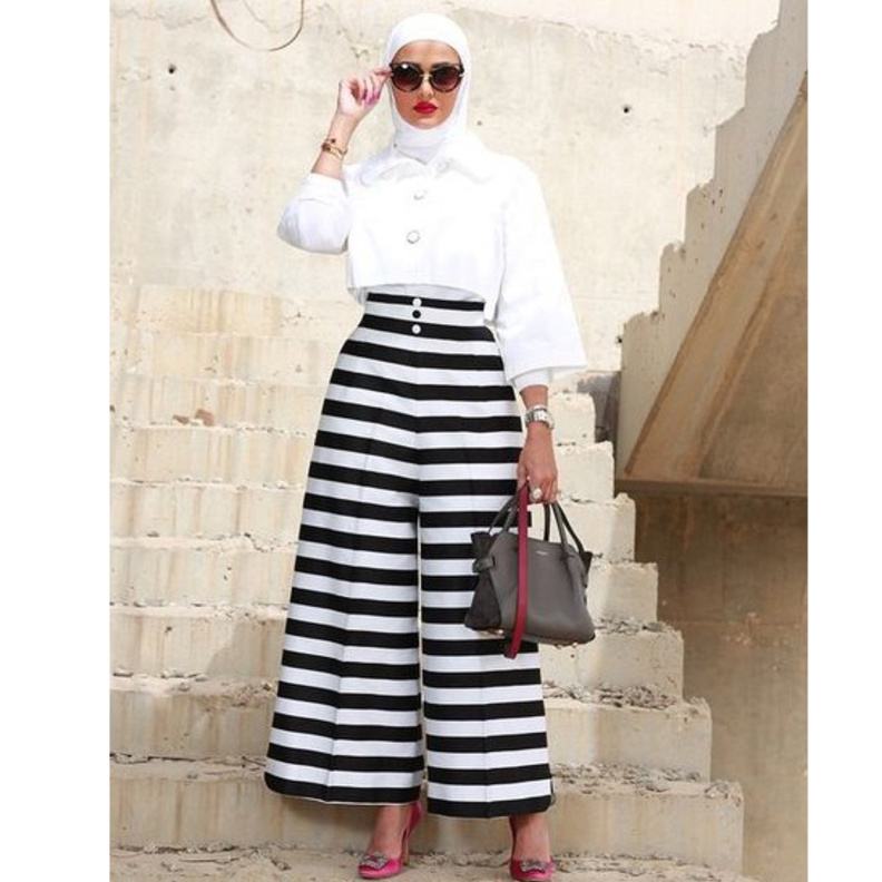 بنطلون مقلم ابيض واسود‎ ‎مع قميص الجينز