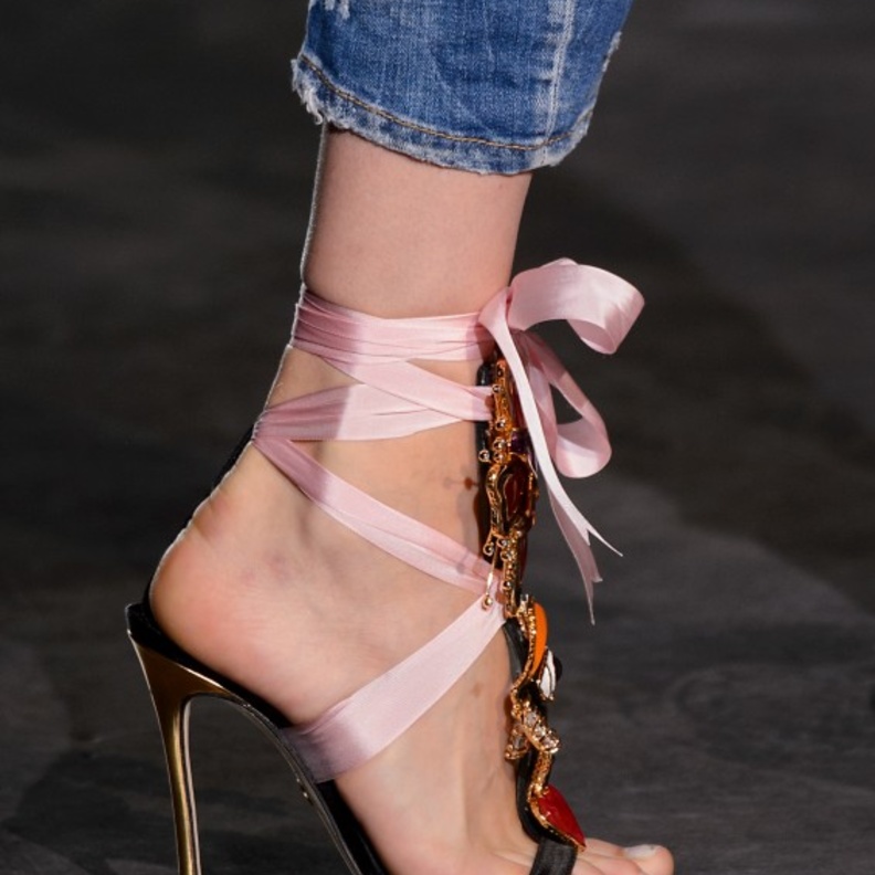 أحذية مكشوفة من الخلف مع الكعب العصري باللون الأحمر