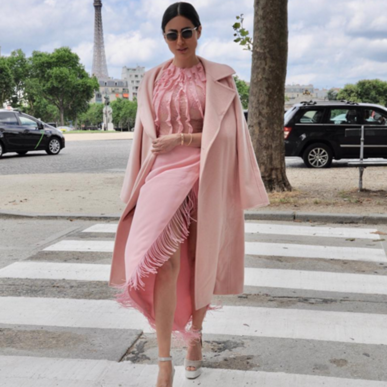 فستان زهري قصير اختارته ديالا مكي من جورج حبيقة ونسقته مع حذاء باللون الفوشيا.