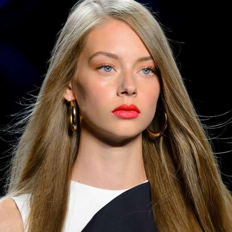 الوان مكياج تناسب الفستان الاسودمع احمر شفاه قوي