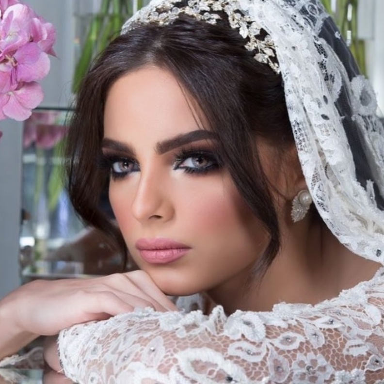 مكياج ناعم بشفاه وردية للعروس من هميز بنجابي