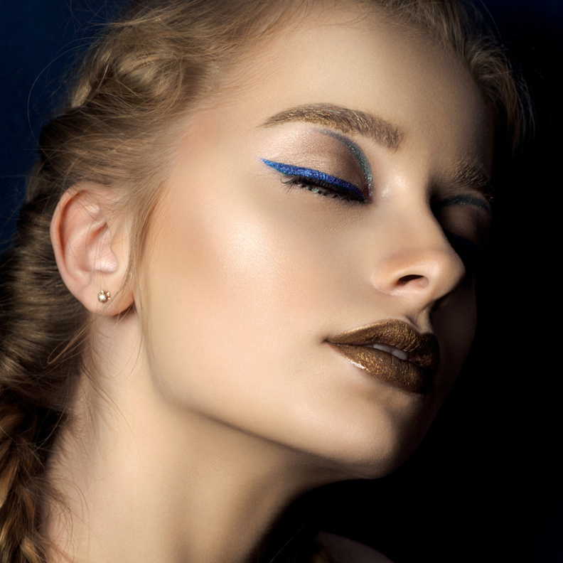 أحدث مكياج عيون أزرق وذهبي لربيع 2017