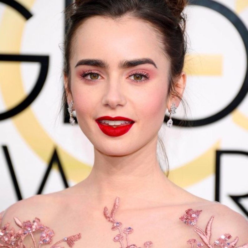 طبقى مكياج ناعم مع الحواجب العريضة مثل Kylie Jenner